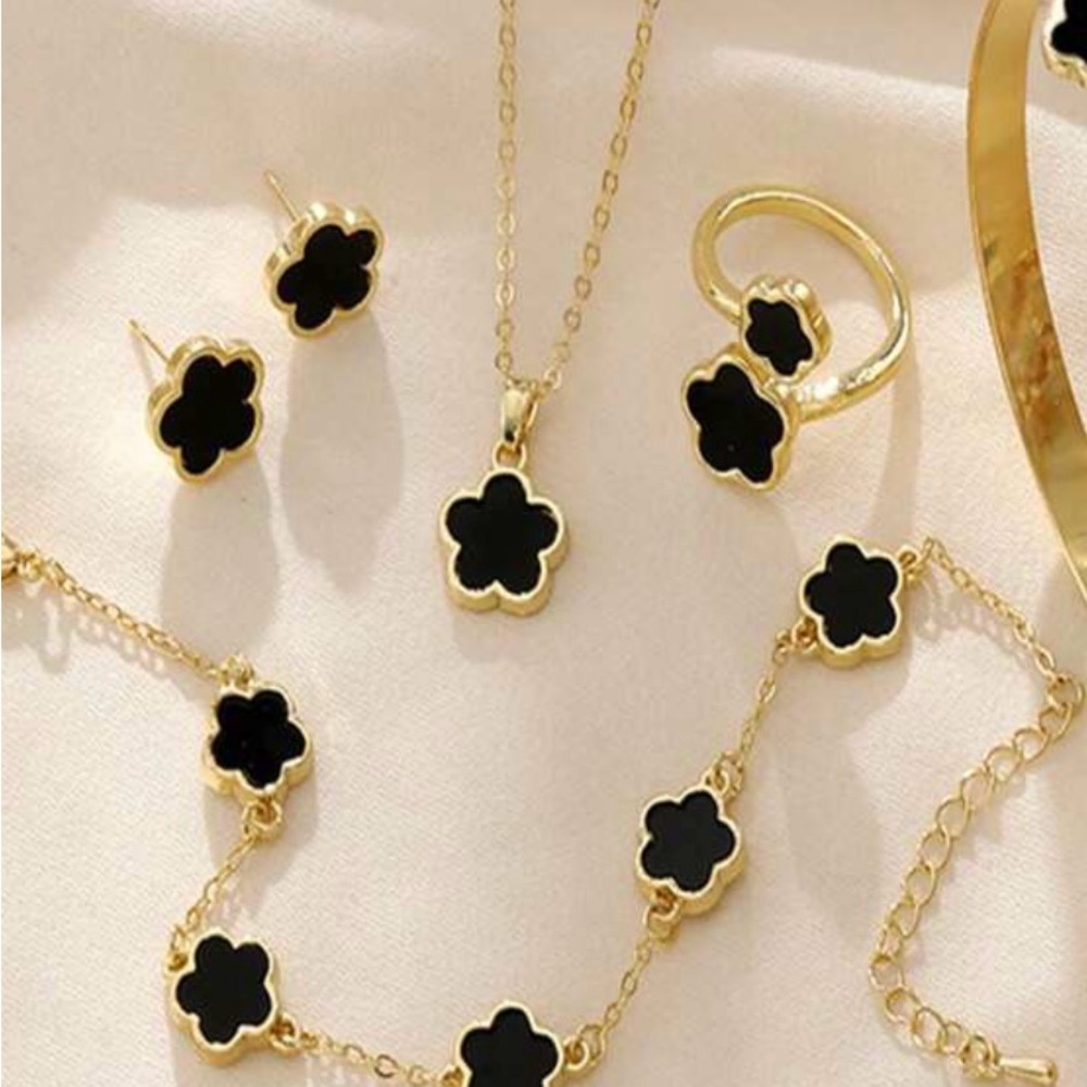 SET OF 4 BLACK CLOVERS